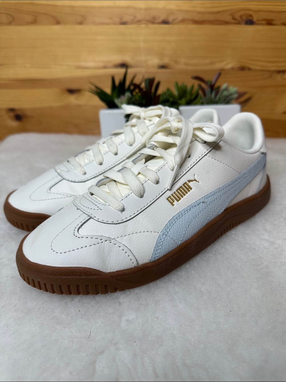 Women’s PUMA Club 5v5 White Leather Sneakers Gum Sole  Size 8.5 Like New